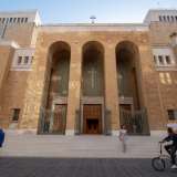 Parliamo di un edificio del 1849 completamente nel 1934 da Dioguardi. Il color ocra, gli arconi, le torri, le asciutte superfici totalmente prive di decorazioni danno all�insieme un aspetto atemporale e metafisico
